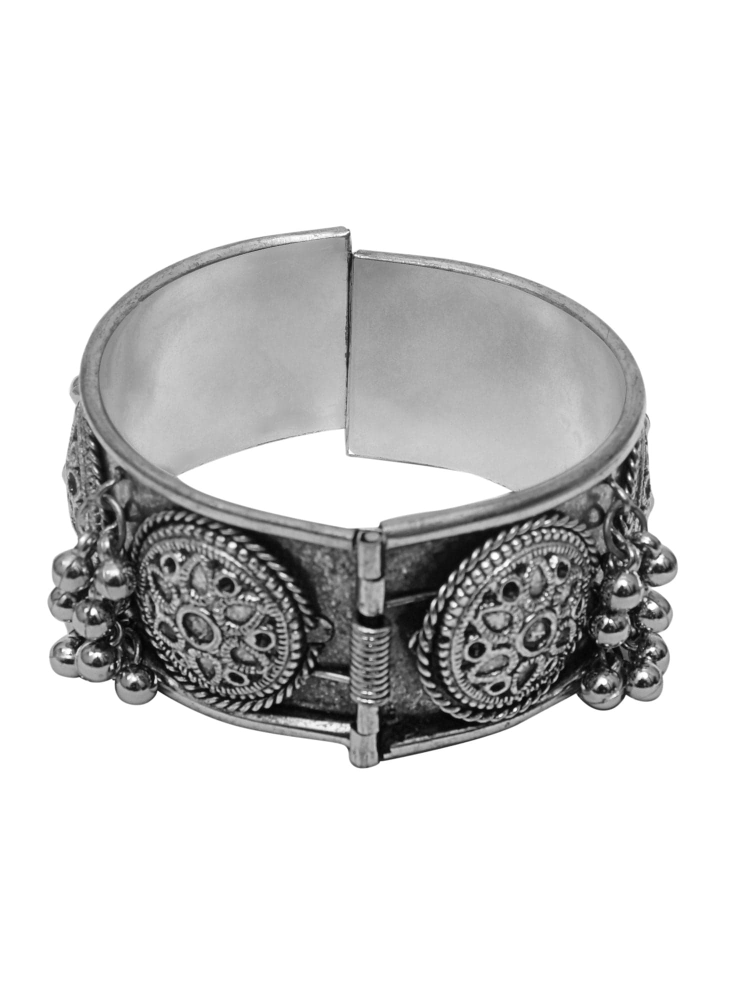 Elegant Adornment: Classy Bracelet for Women's Fashion