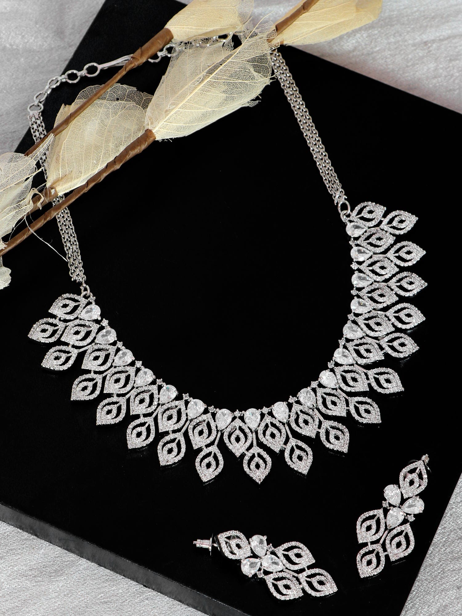Antique Gold Arrangement with Green Pearl Drops: An Exquisite Jewellery Set